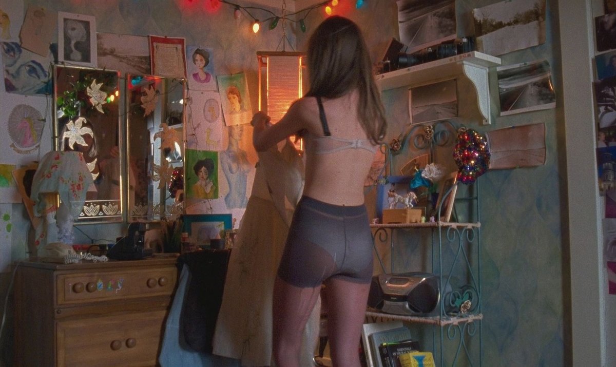 Natalia Dyer Nue dans I Believe in Unicorns
