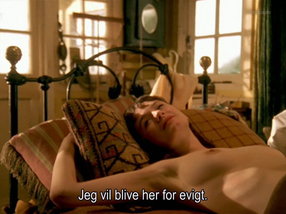 Emily Mortimer Nue Dans La Dynastie Des Carey Lewis 5632