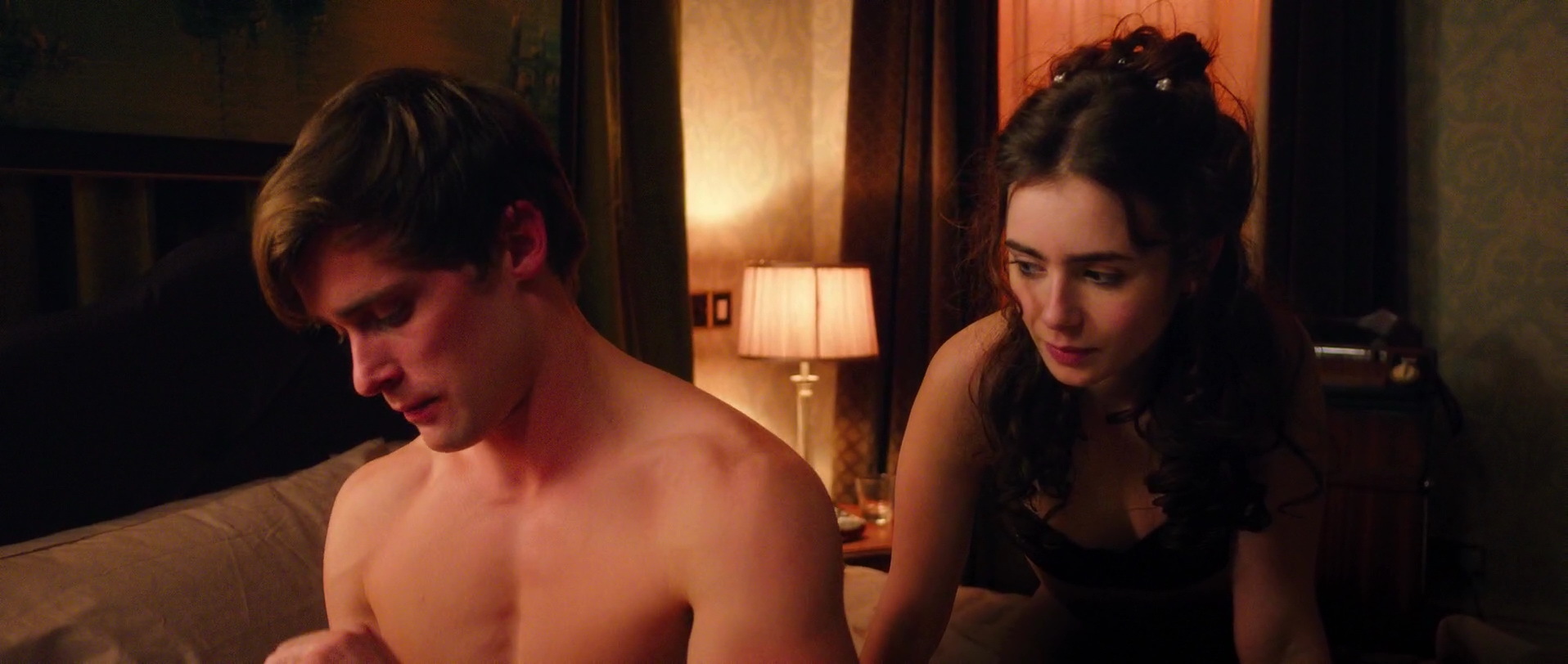 Lily Collins Nue Dans Love Rosie