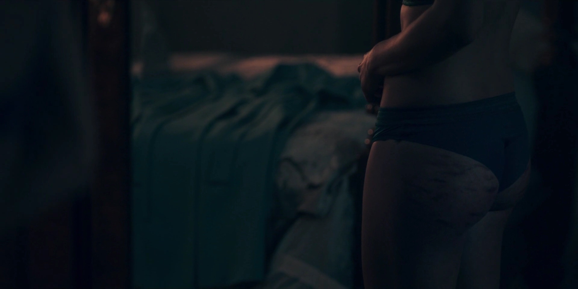 Yvonne Strahovski Nue Dans The Handmaid S Tale nude pic, sex photos Yvo...