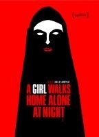 A Girl Walks Home Alone At Night 2014 film scènes de nu