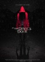 At the Devil's Door (2014) Scènes de Nu
