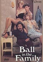 Ball in the Family (1988) Scènes de Nu