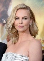 Charlize Theron nue