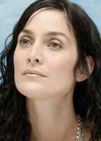 Carrie-Anne Moss nue