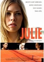 Julie (2011) Scènes de Nu