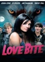 Love Bite (2012) Scènes de Nu