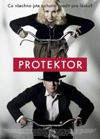 Protektor (2009) Scènes de Nu