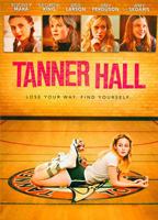 Tanner Hall 2009 film scènes de nu