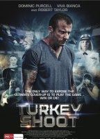 Turkey Shoot (II) scènes de nu