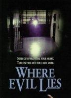 Where Evil Lies (1995) Scènes de Nu