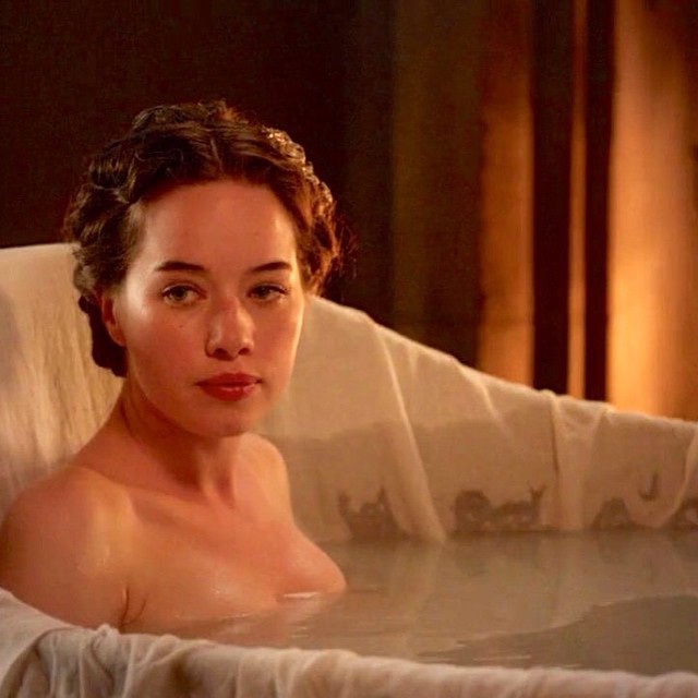 Anna Popplewell Nue Dans Reign