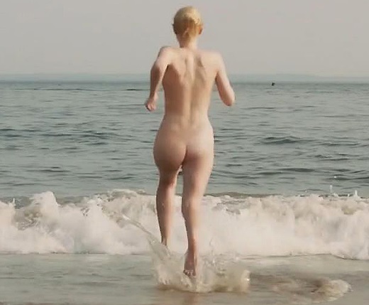 Dakota Fanning Nue Dans Beach Babes 