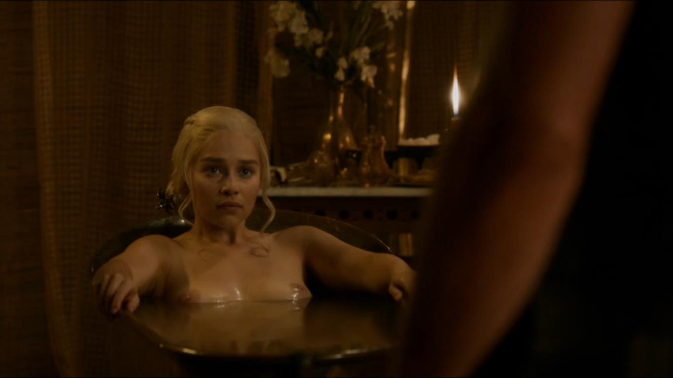 Emilia Clarke Nue Dans Game Of Thrones