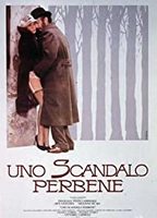 A Proper Scandal (1984) Scènes de Nu