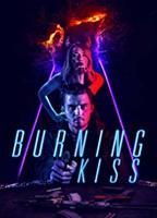 Burning Kiss (2018) Scènes de Nu