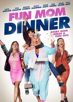 Fun Mom Dinner (2017) Scènes de Nu