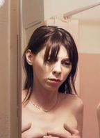 Love Alexi (2016) Scènes de Nu