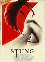 Stung (2015) Scènes de Nu