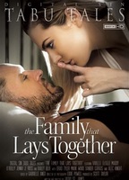 The Family That Lays Together (2013) Scènes de Nu