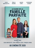 The Guide to the Perfect Family (2021) Scènes de Nu