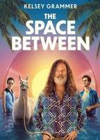 The Space Between (2021) Scènes de Nu