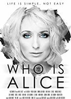 Who Is Alice (2017) Scènes de Nu