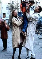 Eine Mutter kämpft um ihren Sohn (1994) Scènes de Nu