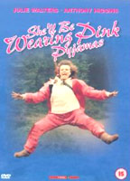She'll Be Wearing Pink Pyjamas (1984) Scènes de Nu